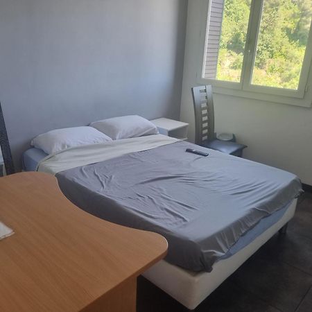 New Cheap Private Room, Kitchen , Overwieuw Sea,Tram On Spot, 12 Minutes From Nice Train Station With Tram , Beach In 17 Min Tram , Chambre Privee Pas Cher, Cuisine Equipee , Tram Sur Place, Apercu Mer, 12 Min De La Gare De Nice Avec Le Tram, 17 Min 部屋 写真