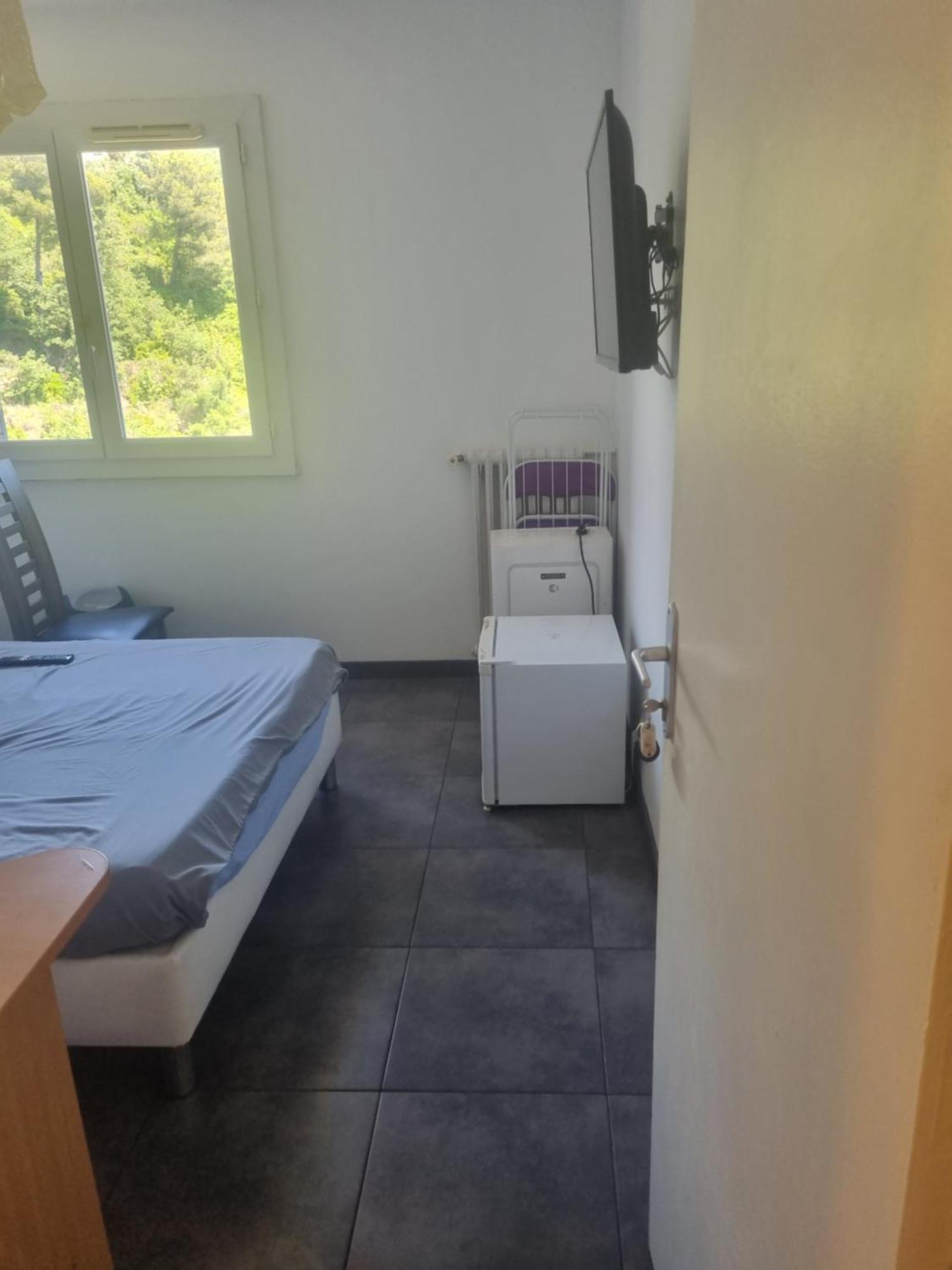 New Cheap Private Room, Kitchen , Overwieuw Sea,Tram On Spot, 12 Minutes From Nice Train Station With Tram , Beach In 17 Min Tram , Chambre Privee Pas Cher, Cuisine Equipee , Tram Sur Place, Apercu Mer, 12 Min De La Gare De Nice Avec Le Tram, 17 Min 部屋 写真