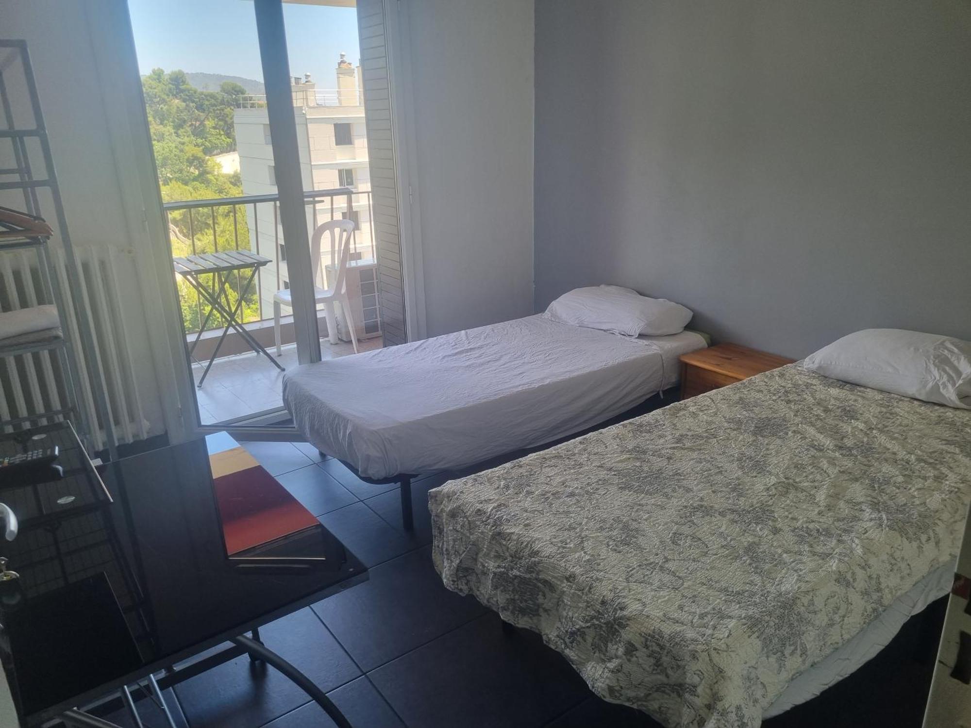 New Cheap Private Room, Kitchen , Overwieuw Sea,Tram On Spot, 12 Minutes From Nice Train Station With Tram , Beach In 17 Min Tram , Chambre Privee Pas Cher, Cuisine Equipee , Tram Sur Place, Apercu Mer, 12 Min De La Gare De Nice Avec Le Tram, 17 Min 部屋 写真