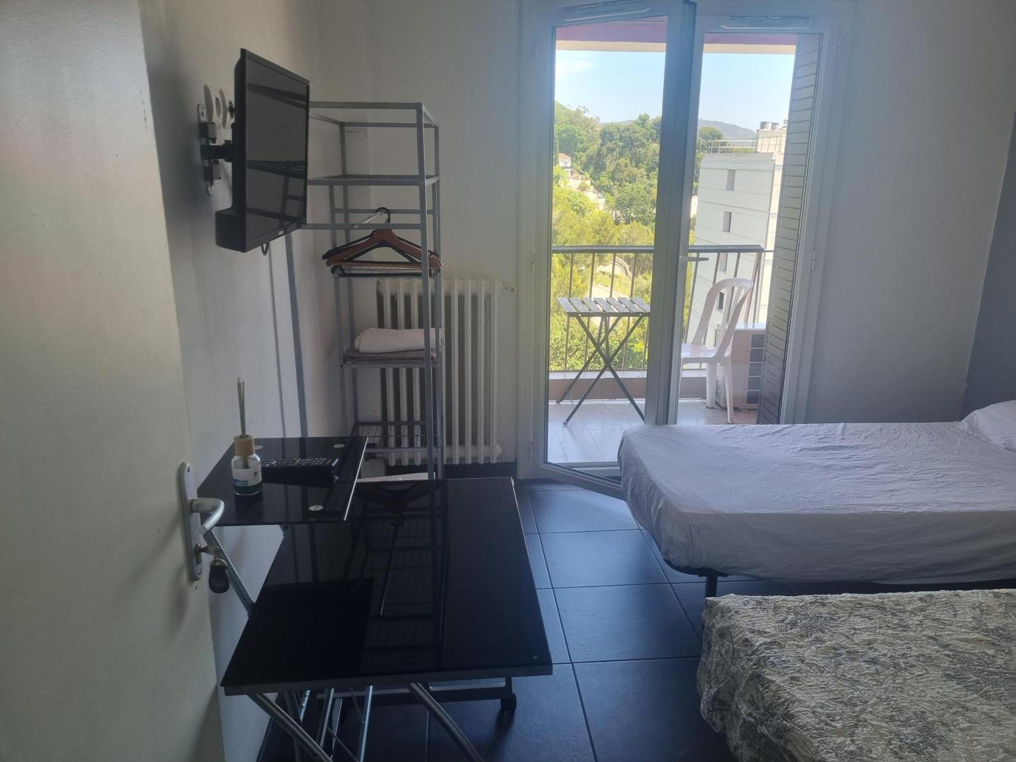 New Cheap Private Room, Kitchen , Overwieuw Sea,Tram On Spot, 12 Minutes From Nice Train Station With Tram , Beach In 17 Min Tram , Chambre Privee Pas Cher, Cuisine Equipee , Tram Sur Place, Apercu Mer, 12 Min De La Gare De Nice Avec Le Tram, 17 Min 部屋 写真