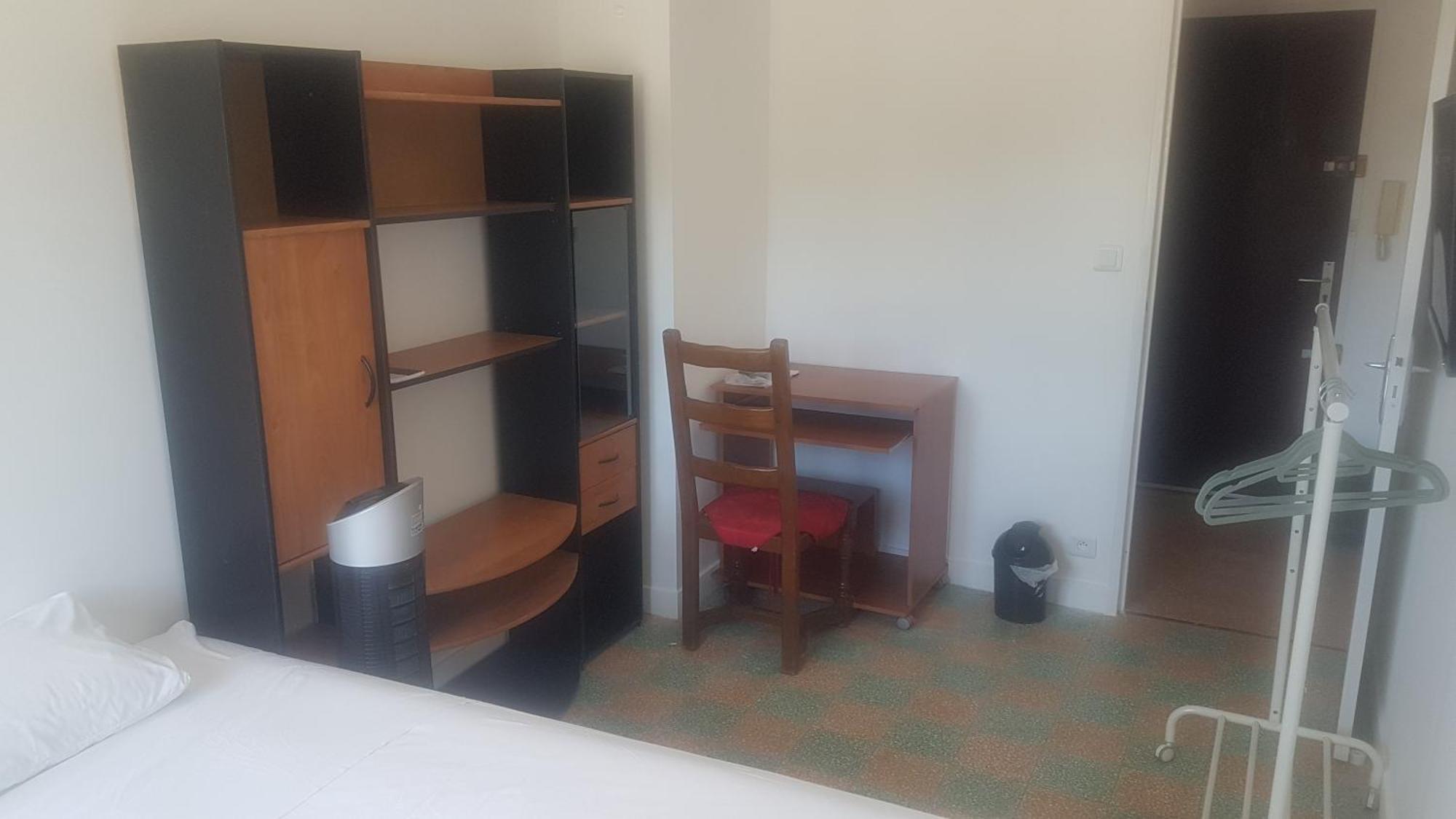 New Cheap Private Room, Kitchen , Overwieuw Sea,Tram On Spot, 12 Minutes From Nice Train Station With Tram , Beach In 17 Min Tram , Chambre Privee Pas Cher, Cuisine Equipee , Tram Sur Place, Apercu Mer, 12 Min De La Gare De Nice Avec Le Tram, 17 Min 部屋 写真